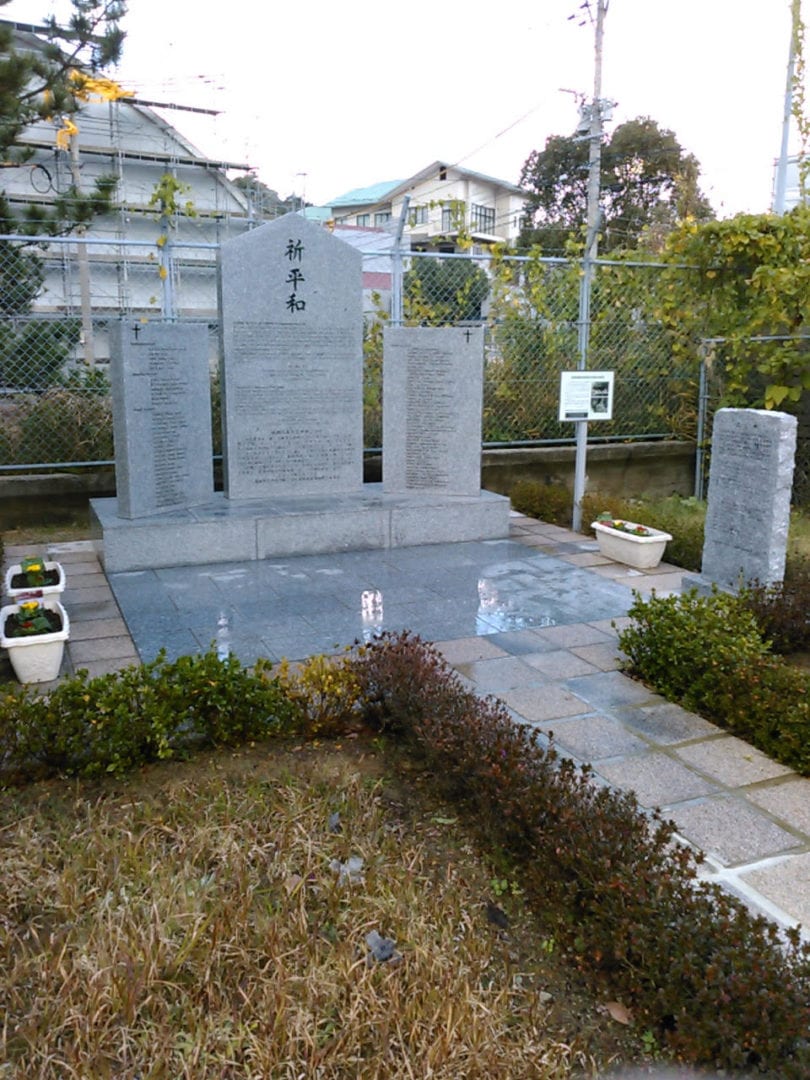 Bloemen en bollen bij het gedenkteken Fukuoka-2 geschonken door Nederlandse ambassade